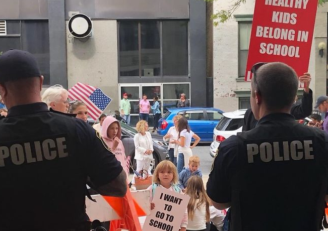 Protesta de padres antivacunas porque no dejan entrar a sus hijos a los colegios de Nueva York | Internacionales