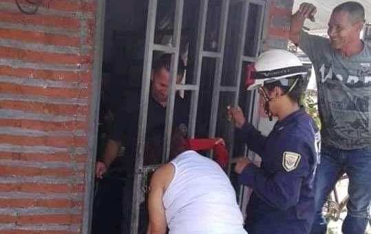 Una mujer quedó atrapada cinco horas en una reja por intentar “chusmear” qué hacia su vecina | Redes