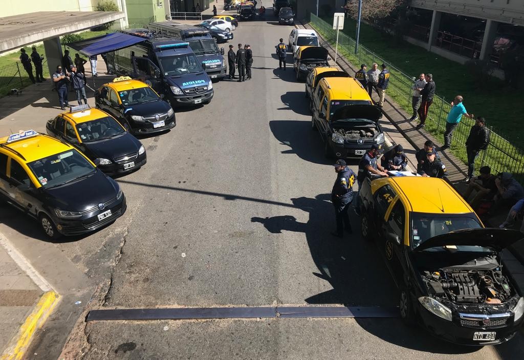 Golpe a la mafia de los taxis: Policía Federal secuestró más de 50 taxis en Retiro | Actualidad
