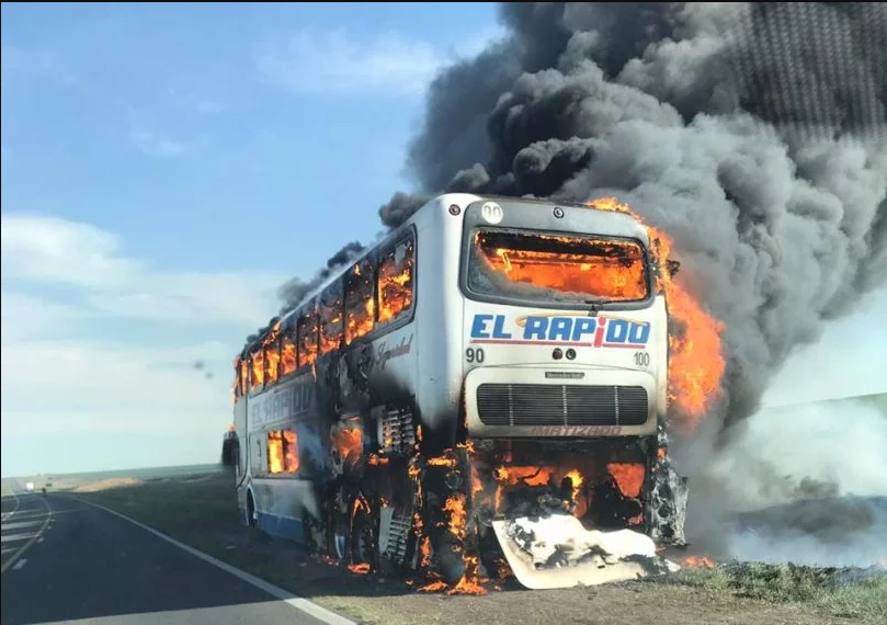 Un viaje de miedo: se prendió fuego un micro con los ocupantes adentro | Actualidad