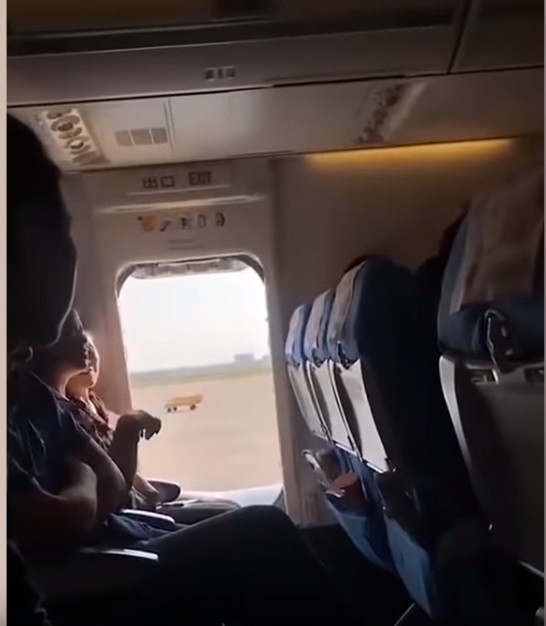 VIDEO:  tenía calor y abrió la puerta de emergencia del avión para tomar "aire fresco" | Internacionales