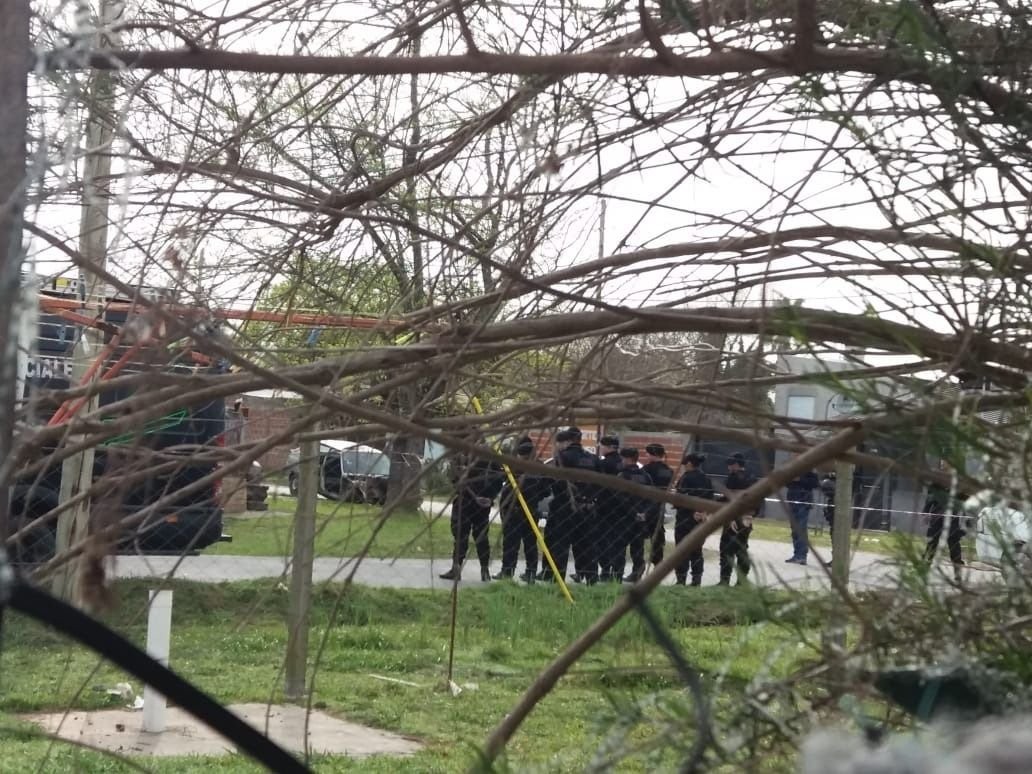 Tensión en Los Hornos: un hombre se atrincheró con su hijastra | Actualidad