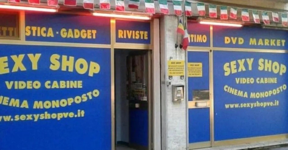 Ciclista paró en un sex shop, vio una porno, se masturbó y murió | Curiosidades