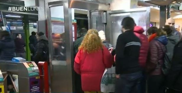 Usuarios del subte B viajan gratis y son recibidos con café | Actualidad