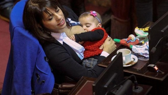 Todo el mundo habla de Victoria Donda amamantando en el Congreso y la toman como ejemplo | Actualidad