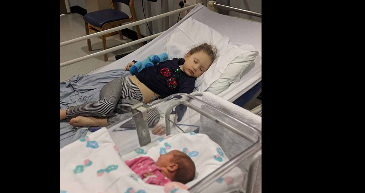 Una nena murió poco después de nacer su hermana: los padres pasan cinco días con el cuerpo para estar en familia | Internacionales