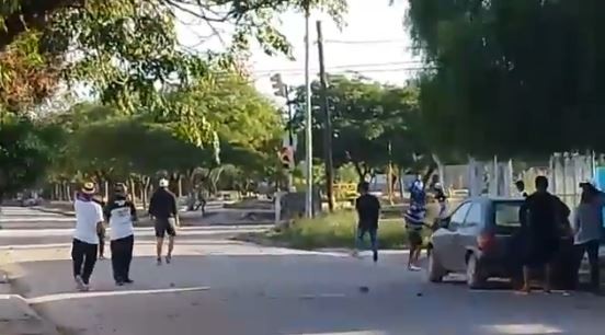 Video: hirieron a 12 policías en un enfrentamiento entre hinchas de una liga santiagueña | Actualidad