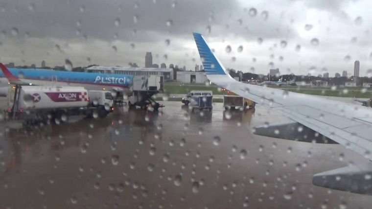 Hubo 300 vuelos demorados y caída de árboles por la tormenta en Buenos Aires | Actualidad