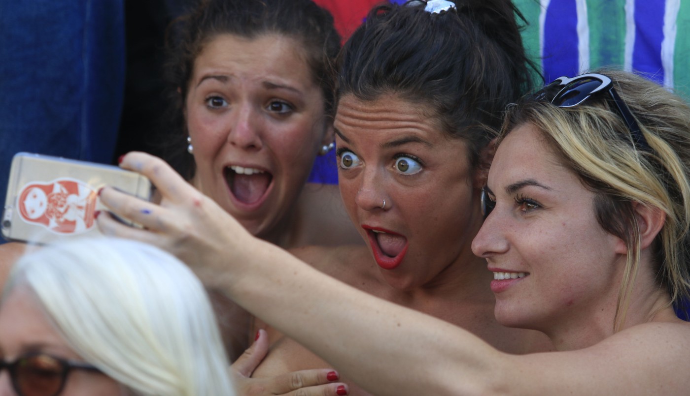 "Grotesco": Carrió criticó el "tetazo" frente a la Catedral de La Plata | Política