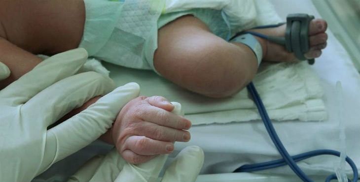 Enterraba a su hija fallecida y encontró una beba sepultada viva | Internacionales