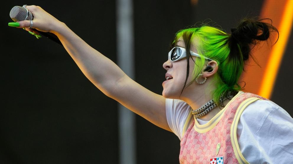 Video: le robaron un anillo a Billie Eilish en pleno concierto | Espectáculos
