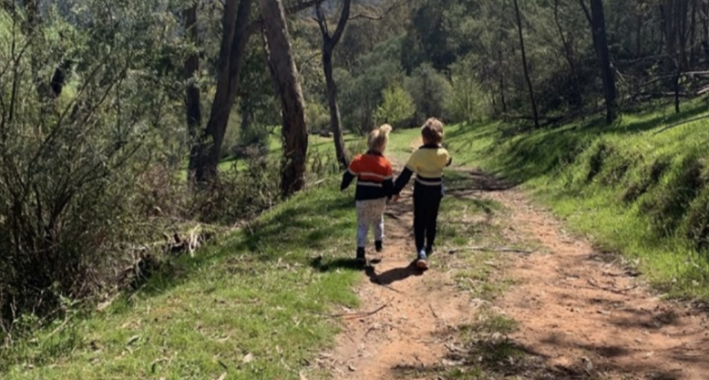 El peligro mortal que se esconde detrás de la foto de estos niños caminando por un bosque | Curiosidades