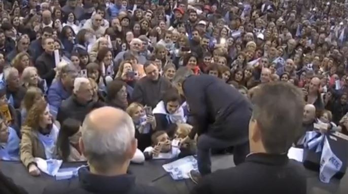 “Estaba en el baño”, la inesperada respuesta de un niño a un Macri que esperaba completar su slogan | Elecciones 2019