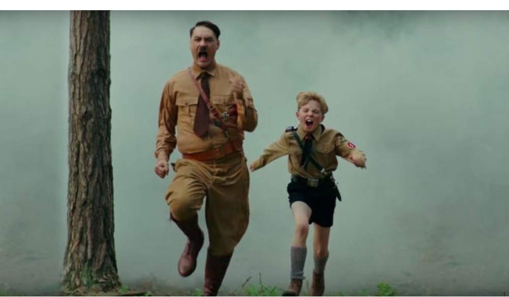 "Sentía vergüenza de estar vestido así": interpreta a Hitler como amigo imaginario de un nene nazi de 10 años | Espectáculos