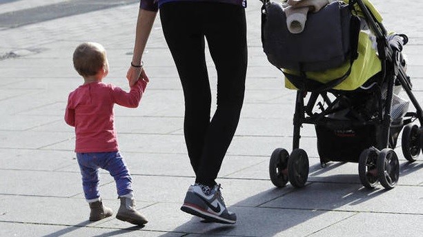 Aumentó la cantidad de mamás que cuidan solas a sus hijos y disminuyeron las familias "tradicionales" | Actualidad