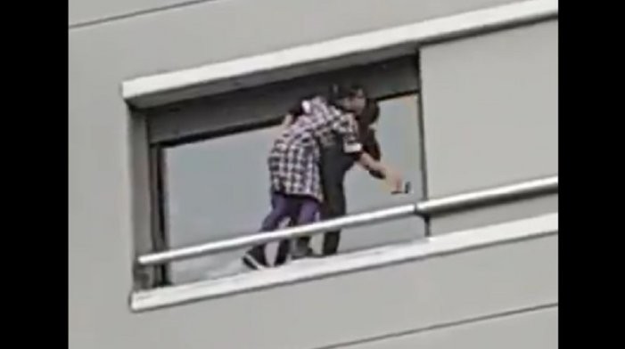 Video viral: la empleada que arriesga su vida para limpiar los vidrios de un departamento de Belgrano | Actualidad