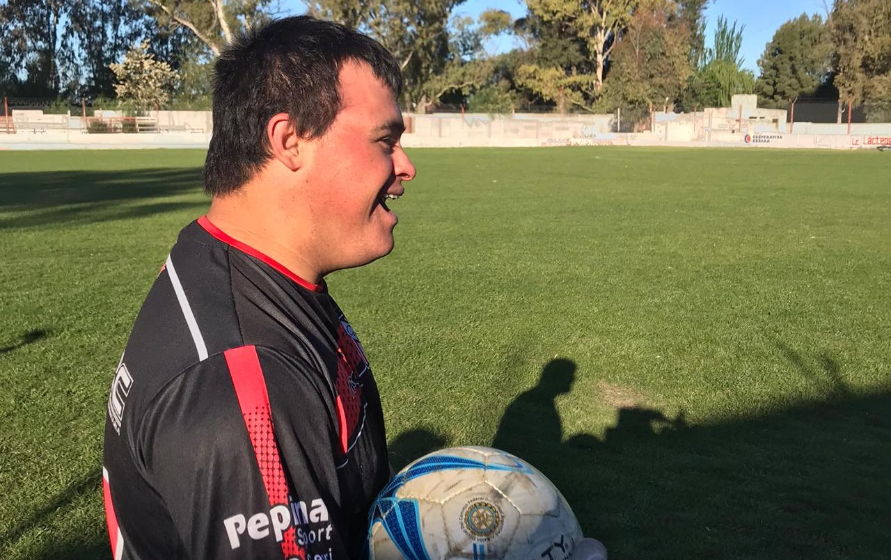 Bahía Blanca: en la liga de fútbol local, jugó por primera vez un joven con síndrome de down | Deportes