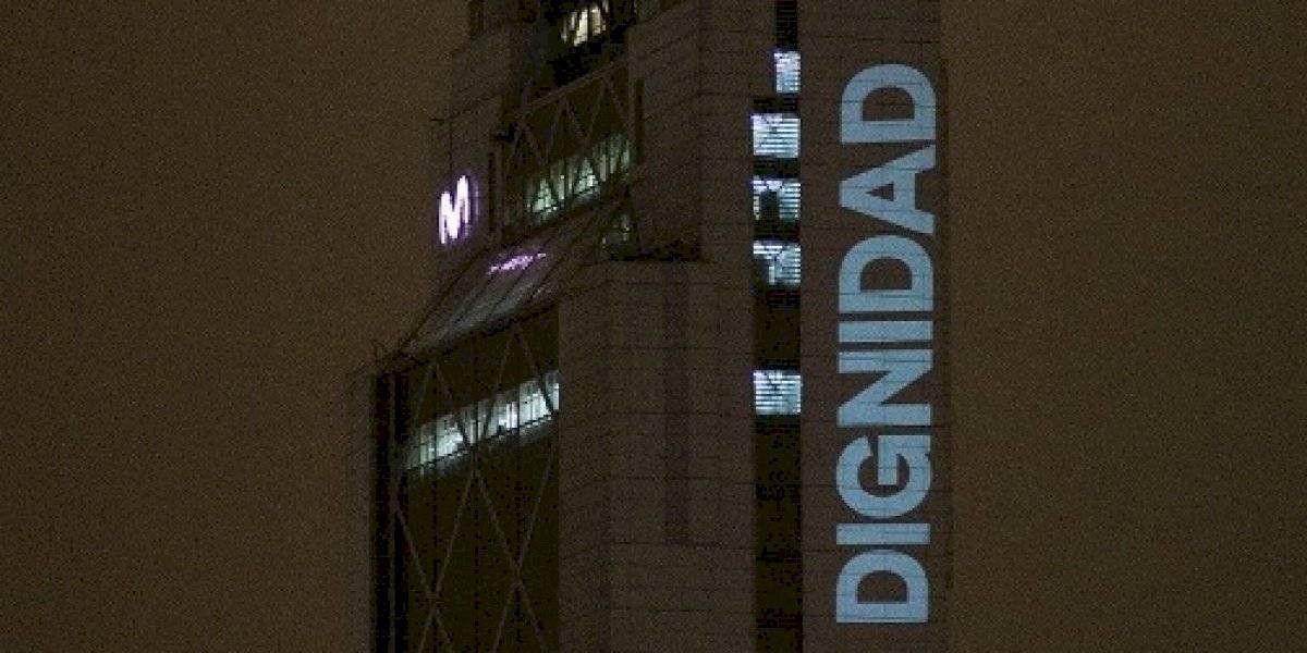 "Dignidad": se viralizó una intervención en la tradicional Torre Telefónica de Santiago de Chile | Internacionales
