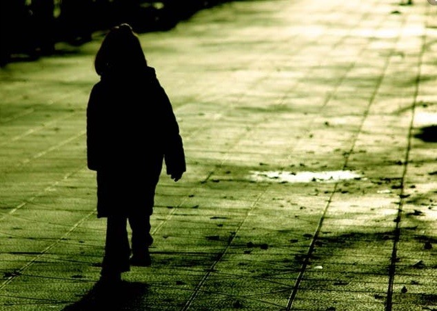 Encuentran caminando sola a una niña de 3 años que reside en un hogar de abrigo | Actualidad