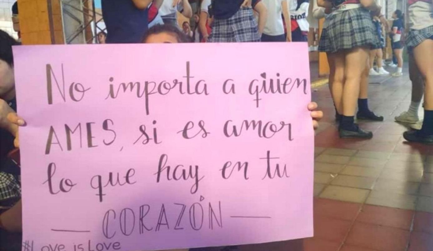 Dos chicas fueron sancionadas por darse un beso en el colegio | Actualidad