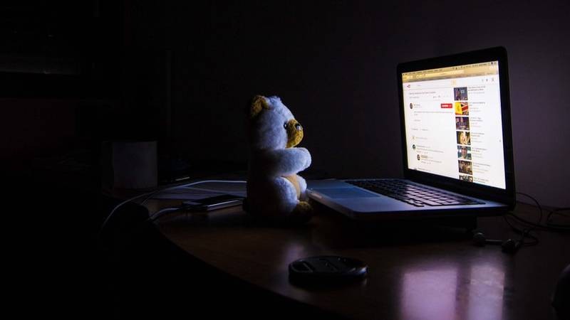 Encuentra a su hija de 15 años desaparecida al verla en videos de Pornhub | Internacionales