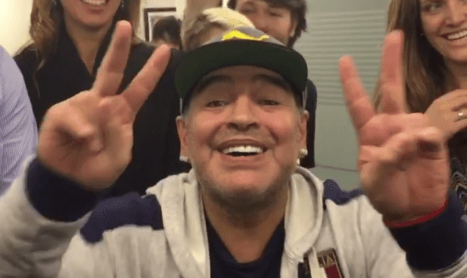 Maradona saludó a Alberto Fernández y Cristina Kirchner tal como recibió en cancha a Bochini en el Mundial 1986 | Redes