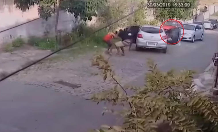 Video: le puso una bocina con disparos a su auto y zafó de un robo | Internacionales