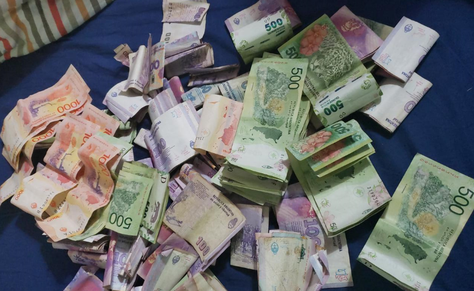 Un periodista encontró casi medio millón de pesos en un maletín y lo devolvió | Actualidad