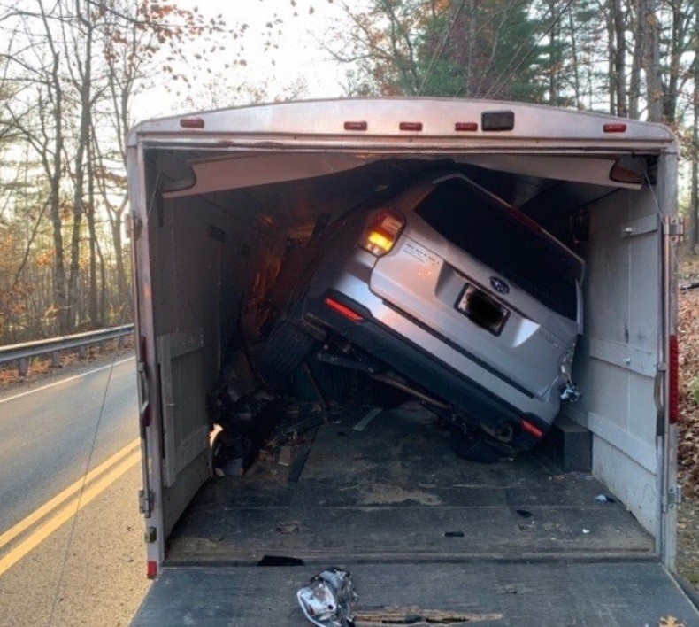 Rescataron a una mujer que iba manejando, se le empañó el vidrio y terminó adentro de un camión | Redes