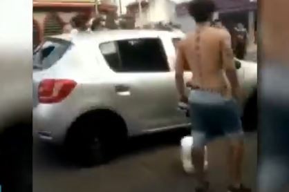 Video: salvaje ataque de un grupo de hinchas de Banfield a un auto de Lanús | Deportes