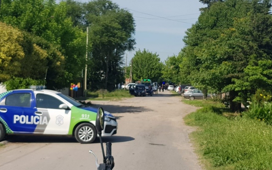 Un policía se atrincheró en su casa, amenazó con quitarse la vida y se entregó al Grupo Halcón | Actualidad