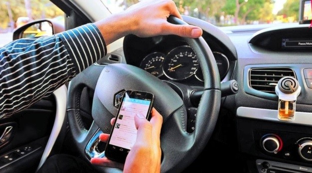 Más de la mitad de los conductores usa audios de Whatsapp mientras maneja | Actualidad