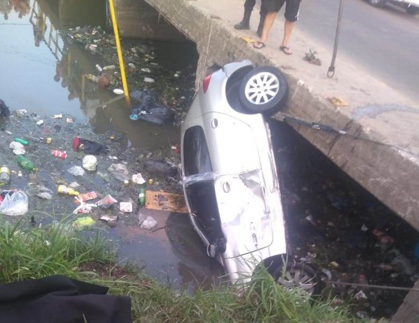 Quilmes: una mujer murió al caer su auto a un arroyo | Actualidad