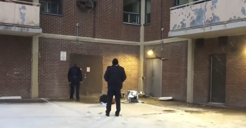 Un aire acondicionado cayó desde un octavo piso y aplastó a una nena en un cochecito | Internacionales