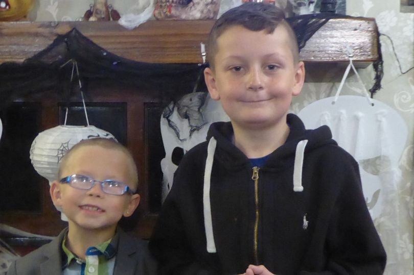 EL nene que se rapó para acompañar a su amigo que sufre cáncer | Internacionales