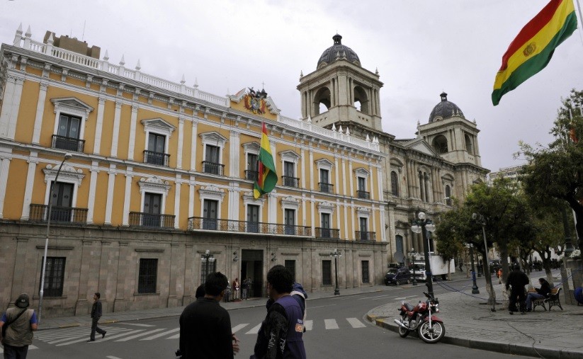 Video: un auto de la escolta de Jeanine Áñez atropella a un ciego en La Paz | Internacionales