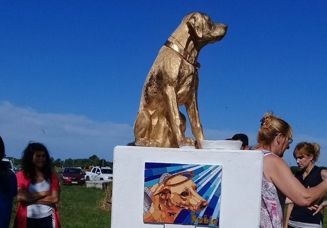 Inauguraron una estatua para "Rubio", el perro que fue brutalmente asesinado en Mar del Tuyú | Actualidad