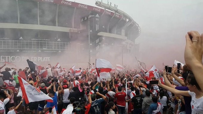 Una multitud de hinchas recibió a River en el Monumental | Deportes