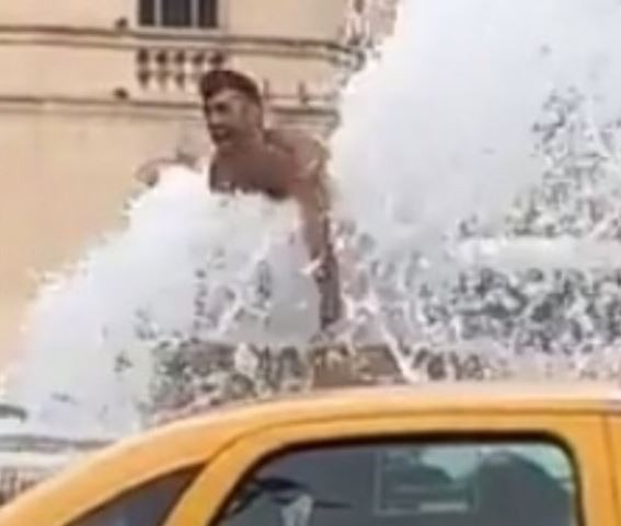 Un hombre se bañó desnudo en una fuente, mojó a la policía y fue apresado | Actualidad