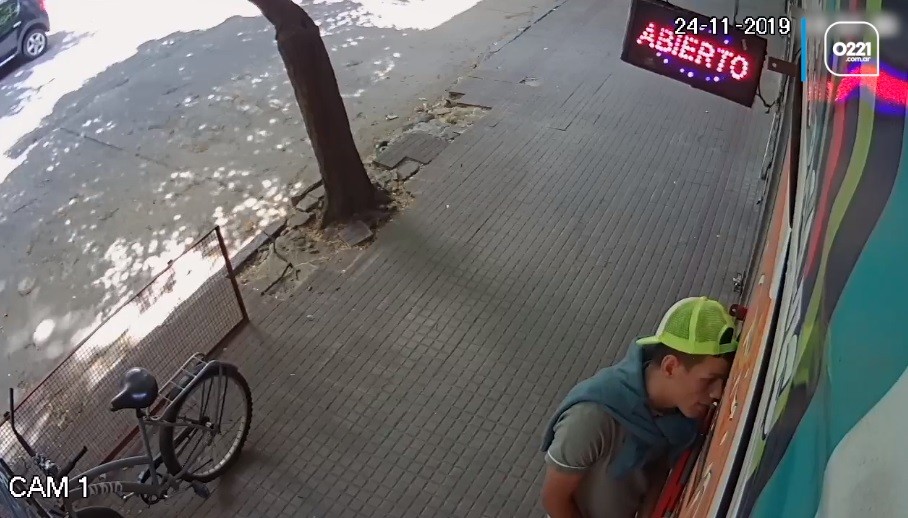 VIDEO: pidió algo para comer en un kiosco y como no se lo dieron, se robó una bicicleta | Actualidad