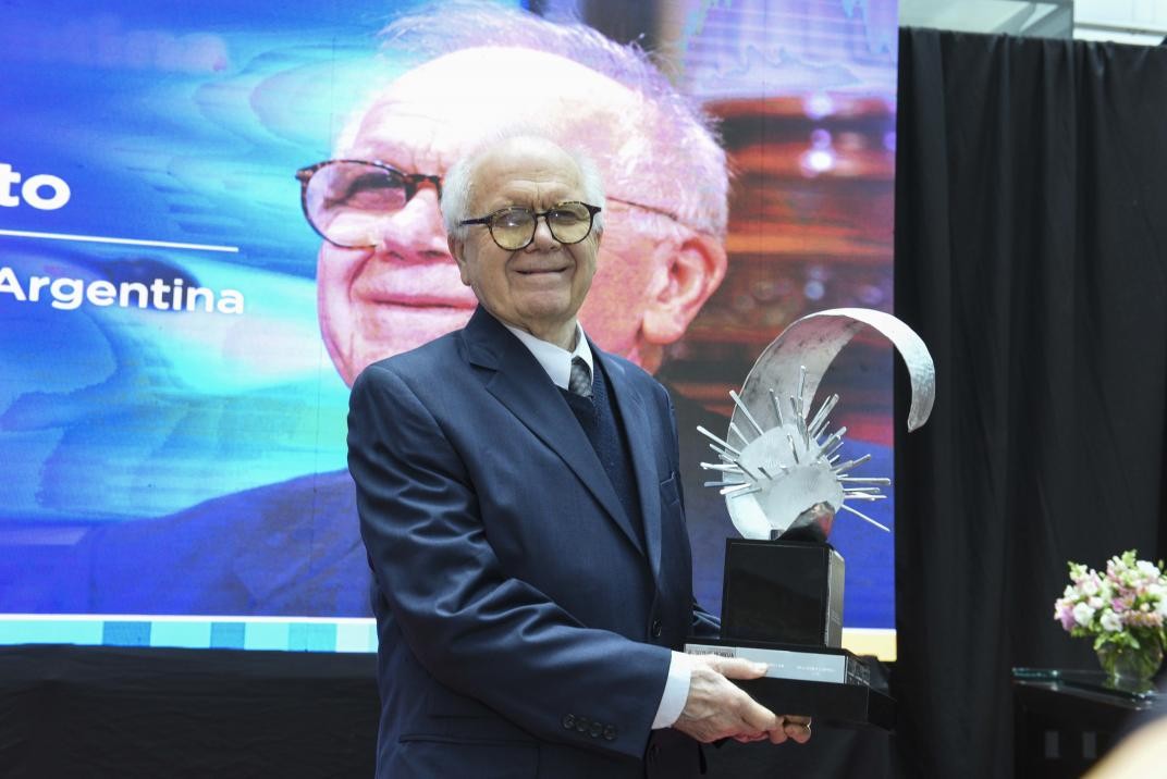 El físico Conrado Varotto recibió el premio "Investigador de la Nación" | Actualidad