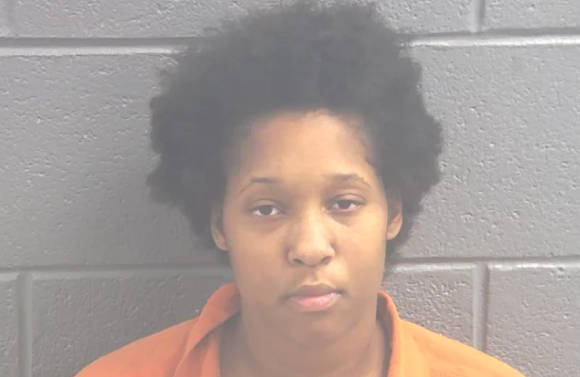 Acusan a una mujer de colgar de un árbol al perro de su exnovio | Internacionales