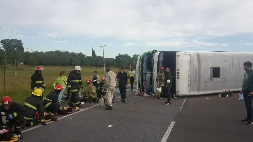 Volcó un micro en la Ruta 2: al menos 30 heridos | Actualidad