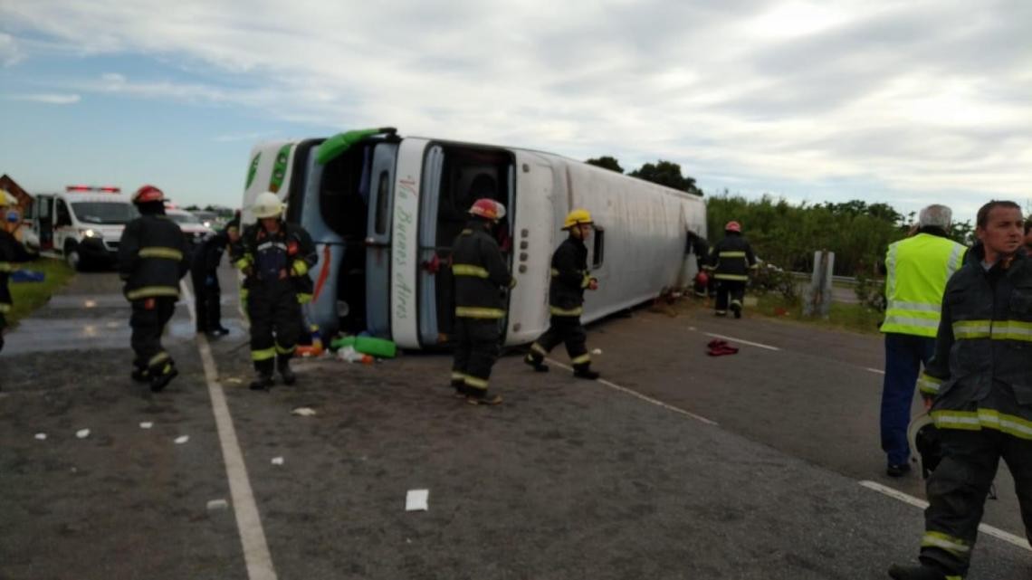 El chofer que volcó el micro en la Ruta 2 quedó aprehendido | Actualidad