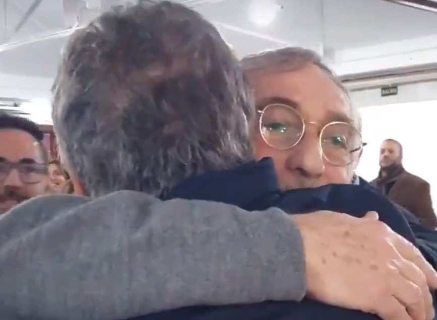 El abrazo de Mauricio Macri y Luis Brandoni en España | Política