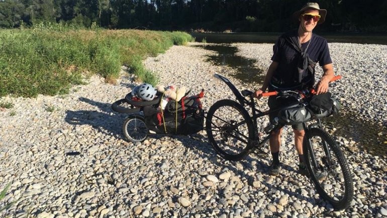 Neuquén: viajó desde Alemania para recorrer la cordillera en bici pero le robaron todo | Actualidad