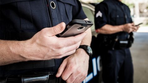 Separaron a un policía grabado cuando manoseaba los pechos de una mujer muerta | Internacionales