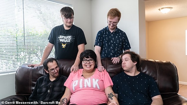 La historia de la joven que practica el poliamor y ahora quedó embarazada de uno de sus cuatro novios | Curiosidades