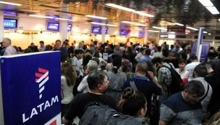 Un paro de aeronavegantes afecta a todos los vuelos de Latam | Actualidad