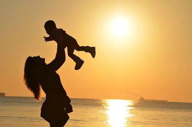 Ordenan restituir un menor a su madre, a pesar de la oposición de su abuela | Actualidad